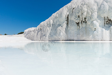 土耳其 Pamukkale 的天然石灰华池和梯田 Pamukkale 在土耳其土耳其语中意为棉花城堡石灰石火鸡遗产吸引力游客地质图片