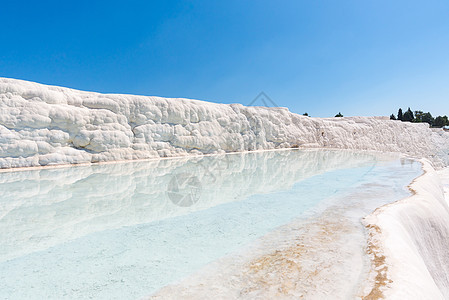 土耳其 Pamukkale 的天然石灰华池和梯田 Pamukkale 在土耳其土耳其语中意为棉花城堡旅游地质学石灰华旅行碳酸盐编图片