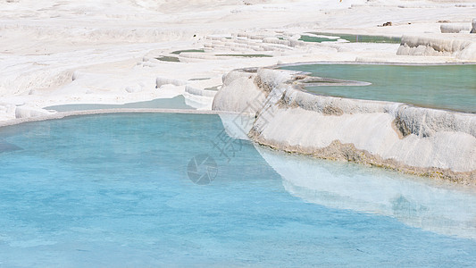 土耳其 Pamukkale 的天然石灰华池和梯田 Pamukkale 在土耳其土耳其语中意为棉花城堡石灰石火鸡吸引力游客石灰华洗图片