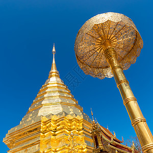 与蓝天在清迈 泰国清迈吸引游客的观光地和地标金子建筑旅游仪式宗教宝塔文化建筑学历史佛塔图片