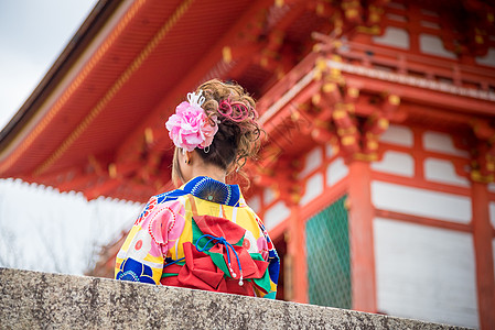 日本京都清水寺穿着传统日本和服的亚洲女性 清水寺是日本最著名的寺庙之一 也是联合国教科文组织世界遗产图片