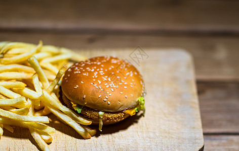 木制桌上的薯条和鸡肉汉堡 食品 垃圾食品和快餐概念午餐菜单垃圾油炸芝麻化合物汉堡食物土豆碳水图片
