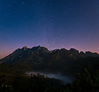 山的夜景与天空中的星星 泰国清迈著名的游客参观山图片