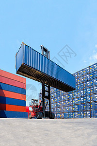 叉车在航运场或码头堆场起重货物集装箱 货物集装箱堆放在运输进出口和物流工业概念的背景下图片