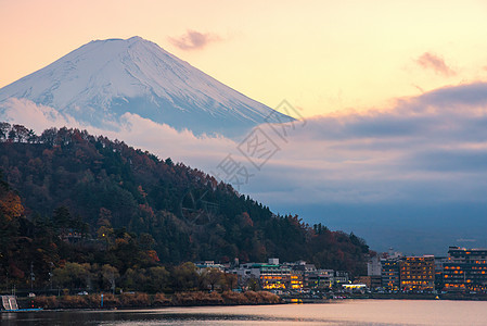 日本秋季日落时 河口湖富士山的美丽自然景观 富士山是一个特殊的风景名胜 也是日本的历史遗迹之一图片