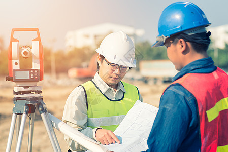 建筑工程师与工头一起检查新基础设施项目的施工图图片