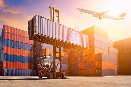 飞行货物在航运场的物流货物集装箱上空飞行 全球商业航运 物流 进出口行业的照片概念图片