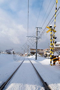 日本冬季白雪降下当地火车的铁路轨迹 冬季日本城市地标基础设施车站曲目晴天运输跑步旅行蓝天图片