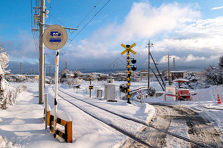 日本冬季白雪降下当地火车的铁路轨迹 冬季日本基础设施信号旅行风景阳光樱花地标场景火车站晴天图片