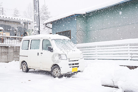 在日本川口子冬季 公共公园覆盖路和汽车上落下白雪下雪自然景观叶子植物景观场景运输季节公园森林图片