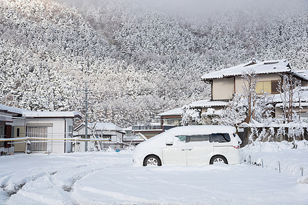 在日本川口子冬季 公共公园覆盖路和汽车上落下白雪下雪景观场景公园自然景观庭园季节运输叶子植物图片