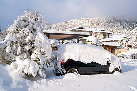 日本川口子冬季在公园覆盖公路和汽车上新雪白雪落下图片