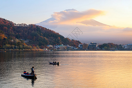 日本秋季日落时河口湖富士山的自然景观 富士山是一个特殊的名胜古迹 也是日本的历史遗迹之一图片