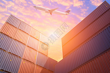 货机飞越堆场中五颜六色的货运集装箱 全球商业集装箱航运 物流 进出口行业的照片概念图片