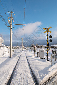 日本白雪坠落当地火车的铁路轨道轨迹图片