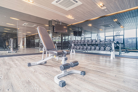 配备现代运动器材的健身房 健身房是运动锻炼的现代生活方式饮食房间重量杠铃活动哑铃力量生活方式心血管建筑图片