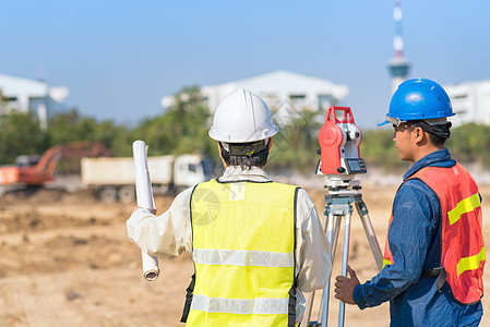 建筑工程师和工头检查新基础设施建设项目的施工现场图片