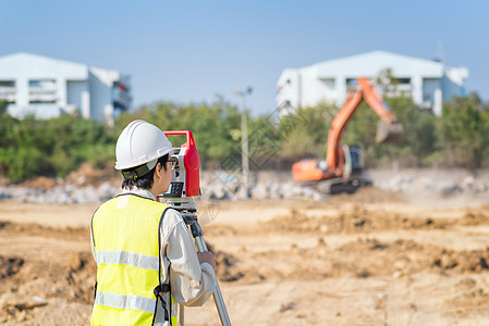 建筑工程师使用测量员设备检查新基础设施建设项目的施工现场图片