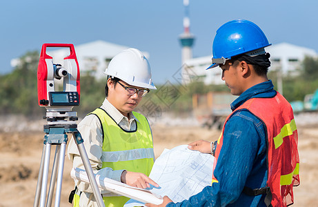 建筑工程师和工头工人在现场检查施工图图片