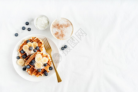 蓝莓 香蕉和酸奶新鲜华夫饼的顶端视图食物营养浆果糕点锥体美食晶圆咖啡香草奶油图片