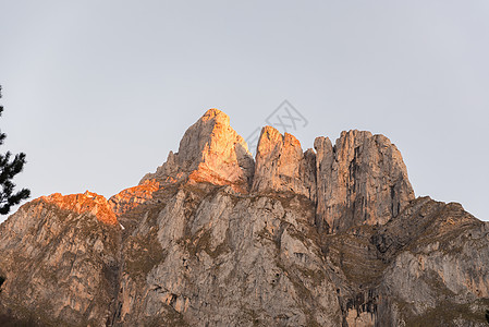 西班牙坎塔布里亚村旁村附近的山晴天草地小路石头山脉蓝色国家岩石路线农村图片