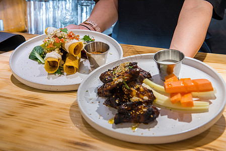 2020年冬天 一家餐馆的酒吧里有典型的墨西哥菜辣椒香菜美食牛肉盘子桌子餐厅午餐厨房文化背景图片