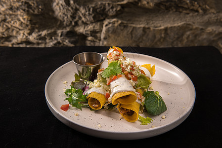 白盘上的墨西哥式猪肉排 典型墨西哥食品香料文化牛肉胡椒桌子厨房餐厅蔬菜玉米美食图片
