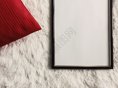 带有空白复制空间的黑色薄木框作为海报照片打印模型 红色垫枕和蓬松的白色毯子 平躺背景和艺术产品框架家具商业摄影装饰小样格子织物嘲图片