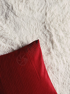 家居场景图白色蓬松格子毯上的红色垫枕作为平躺背景卧室顶视图和家居装饰礼帽棉布家具材料格子床罩织物纺织品软垫羽绒被背景