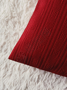 白色蓬松格子毯上的红色垫枕作为平躺背景卧室顶视图和家居装饰棉被枕头棉布软垫织物材料毯子被子床罩礼帽图片