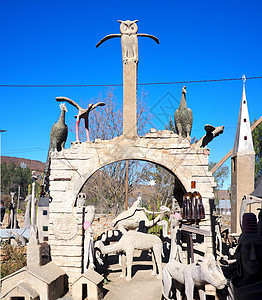 2019年7月1日 - 南非猫头鹰之家雕塑背景图片
