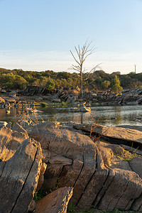 在葡萄牙和西班牙边界的阿伦乔Alentejo 夏天在瓜迪亚纳河上挂着岩石的美丽的树农村溪流荒野石头环境旅行天空流动支撑公园图片