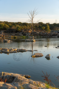 在葡萄牙和西班牙边界的阿伦乔Alentejo 夏天在瓜迪亚纳河上挂着岩石的美丽的树天空公园石头地平线森林溪流荒野支撑蓝色旅行图片