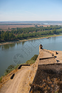 朱罗门哈美丽的废墟城堡塔堡垒和葡萄牙阿伦乔的瓜迪亚纳河图片