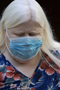 戴面具的阿尔比诺妇女隔离女孩安全甘蔗危险社交保健疾病女性蓝色图片