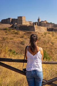 葡萄牙Alentejo的夏日在Juromenha城堡看白种女人入口历史性古董旅行日落地标废墟堡垒旅游天空图片