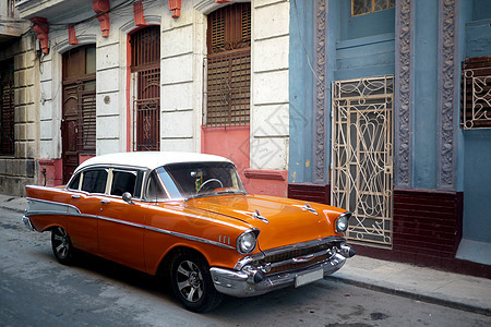 古巴哈瓦那后街的旧车建筑学运输历史建筑假期街道地标景观殖民旅行图片