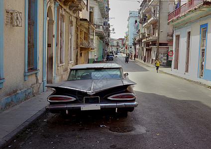 古巴哈瓦那后街的旧车房子建筑城市景观古董历史旅行建筑学地标旅游图片