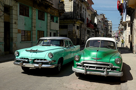 古巴哈瓦那后街的旧车大街旅行邻里街道建筑景观旅游运输城市游客图片