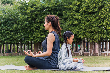 母亲和女儿一起在室外做瑜伽锻炼 在冥想姿势上露户外班级快乐女性乐趣家庭父母成人公园运动有氧运动图片