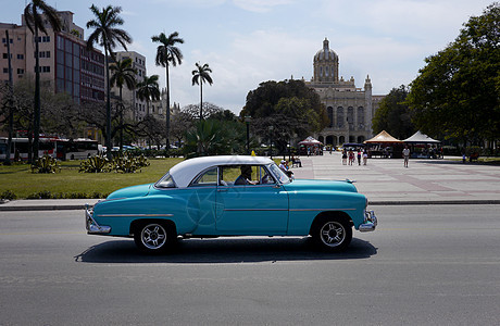 古巴哈瓦那后街的旧车旅游拉丁建筑学大街建筑游客地标城市历史性殖民图片