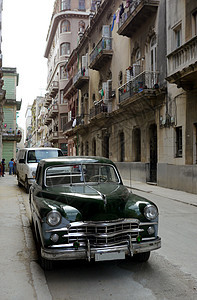 古巴哈瓦那后街的旧车旅行古董地标游客城市建筑学殖民景观假期拉丁图片