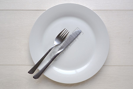 白板 刀和叉子以及白木木背景的白板高架餐厅陶器厨房餐具木头桌子圆圈用餐空白图片