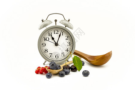 用钟表 勺子和浆果来维持厨房的静止生命早餐警报生活小吃乡村甜点营养美食季节饮食图片