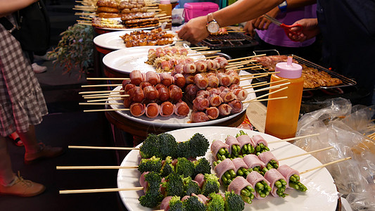 泰国传统的亚洲夜间街头食品市场 烧烤肉丸和其他奇异的美味快餐 准备吃东西了 吃的好 好的节日海鲜娱乐风情盘子商业油炸美食小吃异域图片