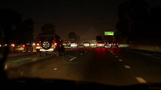 从车上看 洛杉矶繁忙的高速公路在夜间 美国加利福尼亚州的大型州际公路 自动在高速公路车道上快速行驶 交通堵塞和城市交通概念窗户旅图片