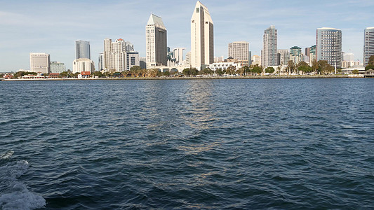 大都市城市天际线 市中心的高层摩天大楼 美国加利福尼亚州圣地亚哥湾 太平洋港口附近的海滨建筑 从船 航海公共交通工具到科罗纳多的图片
