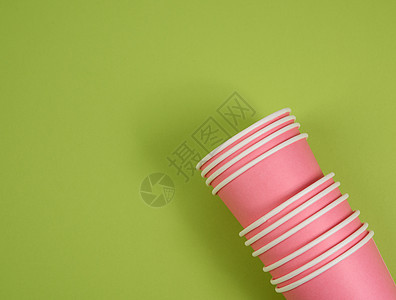 绿色背景的粉红纸一次性杯子图片