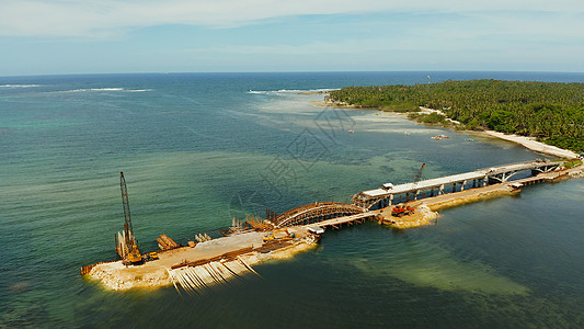 西亚高岛的桥梁正在修建中锤子工作鸟瞰图施工金属海洋运输起重机设备海岸图片