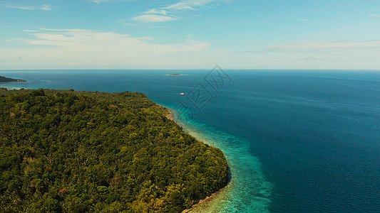 带椰子树和绿宝石环礁湖的景观蓝色海岸线海岸鸟瞰图风景海水阳光热带森林树木图片